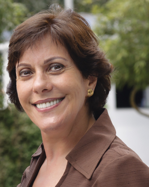 Bartira Bravo demonstrando técnica de ginástica facial